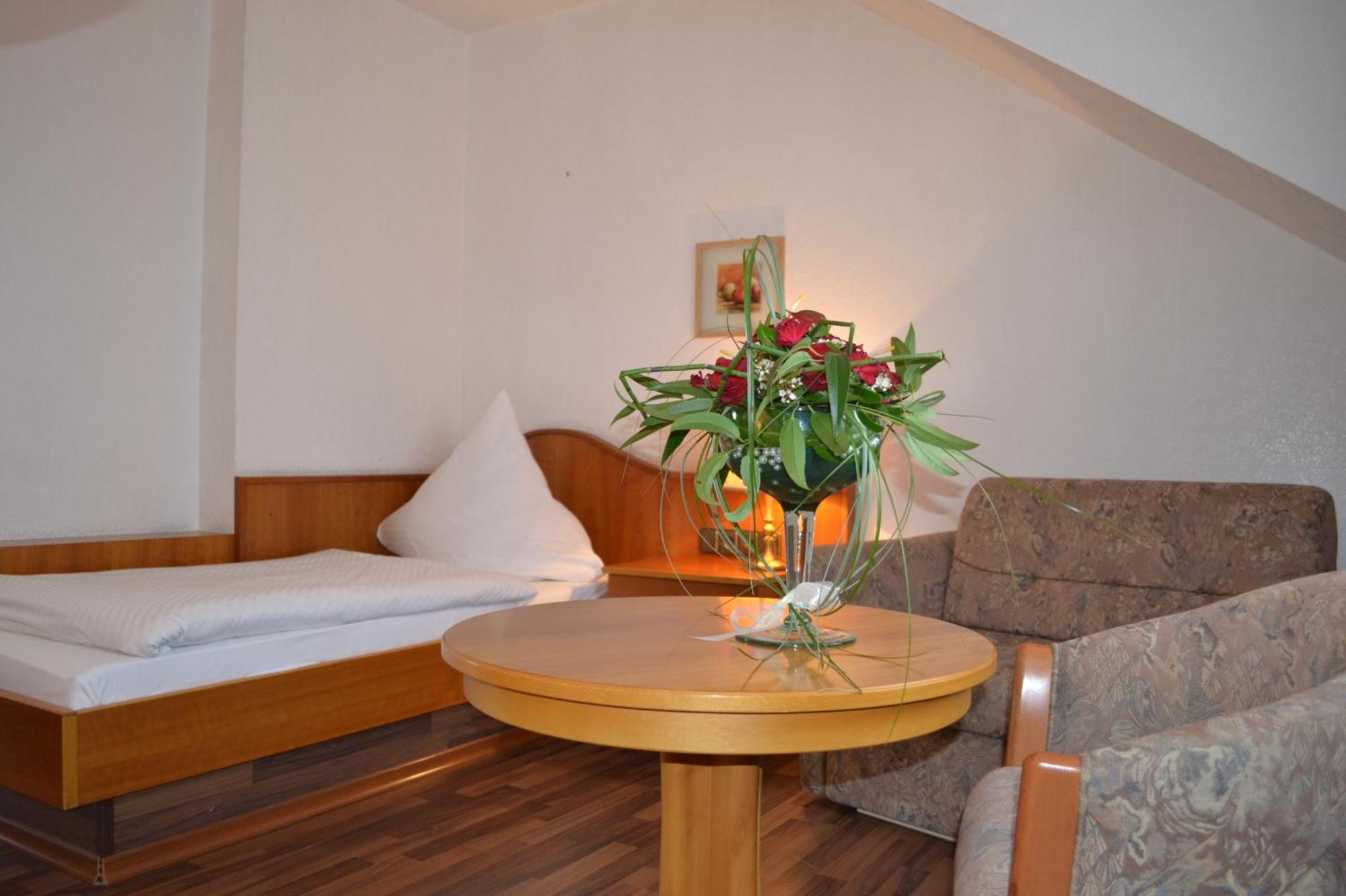 Hotel Garni Zum Dorfbrunnen Bornheim  Room photo